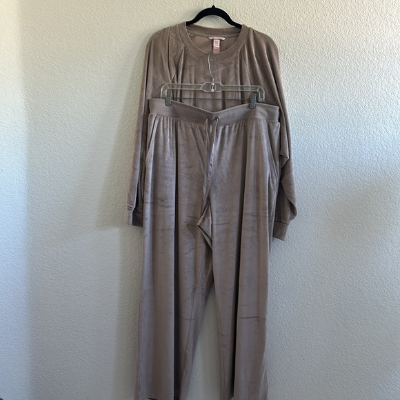 NWT Victoria Secret set of long sleeve shirt and jogger pants - Picture 1 of 5